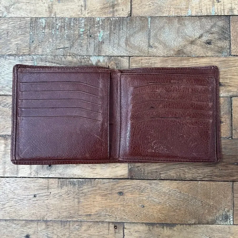 Carré Royal Bifold Wallet Genuine Leather Distressed Texture Embossed Logo